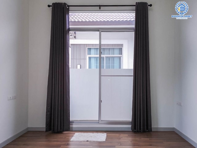 *****บ้านแฝดมือสองนนทบุรี ม.เรสท์ บางใหญ่ บ้านสวยพร้อมอยู่ เนื้อที่ 38.7 ตร.ว. ฟังก์ชั่น 3 ห้องนอน 2 ห้องน้ำ แถมแอร์ 1 เครื่อง! ต่อเติมครบ มีบิ้วท์อินครัว และโรงจอดรถพร้อมใช้งาน บนทำเลเดินทางสะดวก ใกล้เซ็นทรัลเวสต์เกต อิเกีย ทางด่วน และรถไฟฟ้าสถานี "คลองบางไผ่"